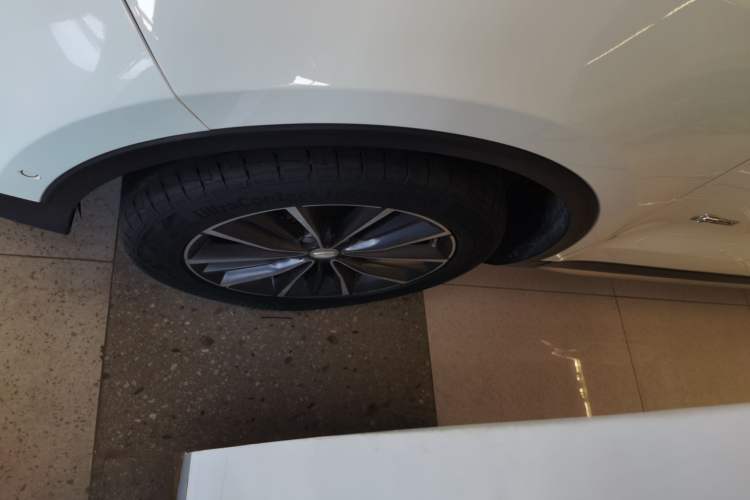 Used Geely Auto Emgrand X7 Sport 2018 1.8TD Automatic Two-Wheel Drive ZhiZun Model with 4G Connectivity
