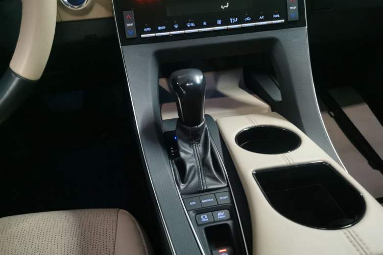 Used Toyota Avalon 2019 Dual-Engine 2.5L Luxury Edition China VI Standard
