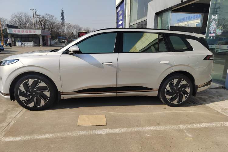 Used  eπ008 2024 210Max Range-Extended Version 6 Seats
