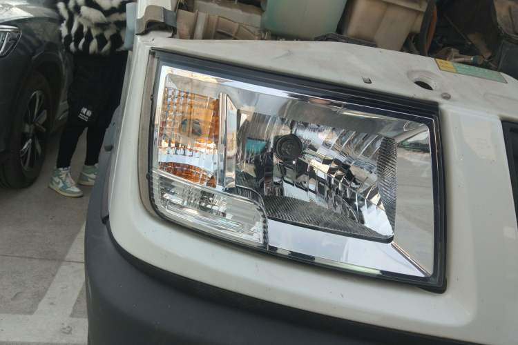 Used Iveco Daily 2021 2.5T A35 M1 Passenger Van 5-9 Seater Short Wheelbase Mid-Roof Design Dual Tires Manual Doors