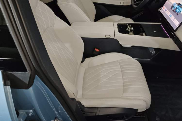 Used Lynk & Co 08 EM-P 
