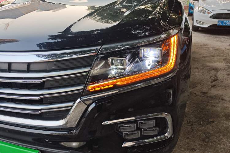 Used Roewe RX8 2018 30T Smart Connectivity Two-Wheel Drive Supreme Edition
