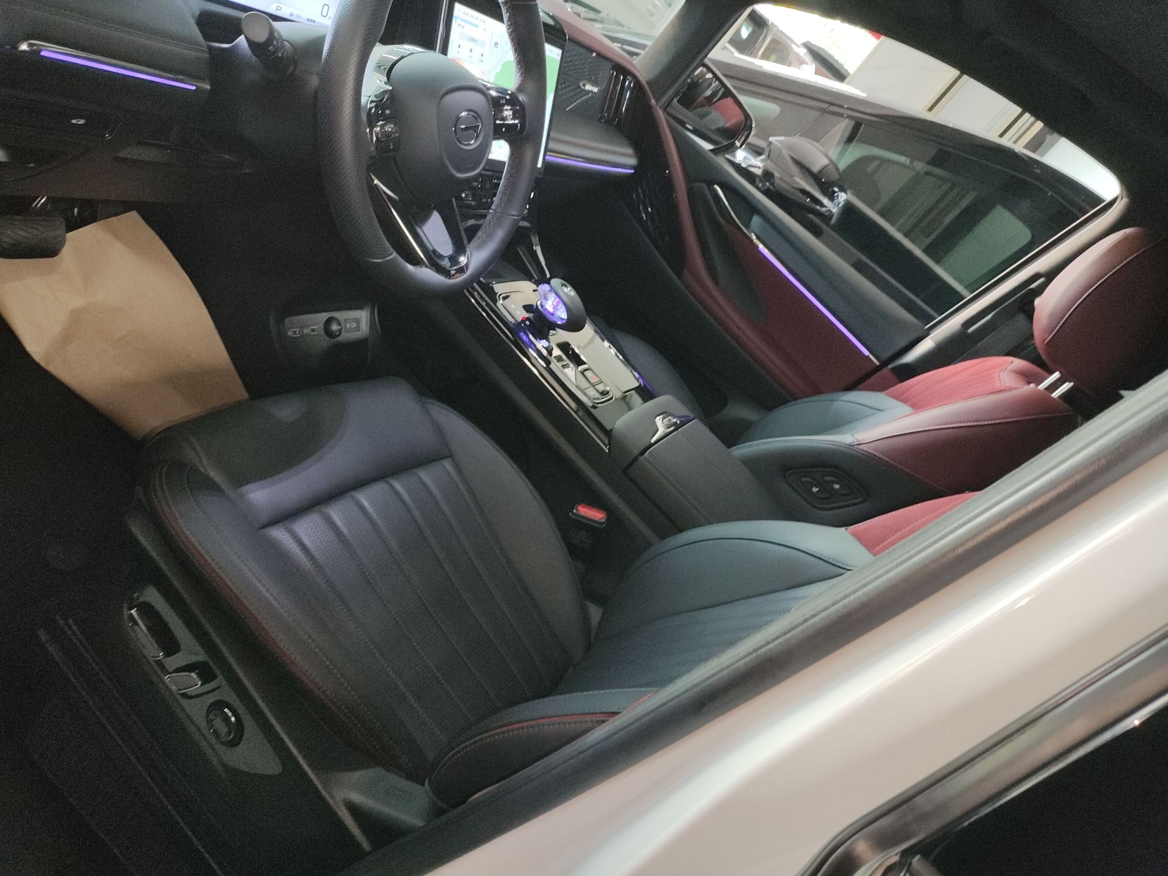 المقاعد الأمامية داخل السيارة