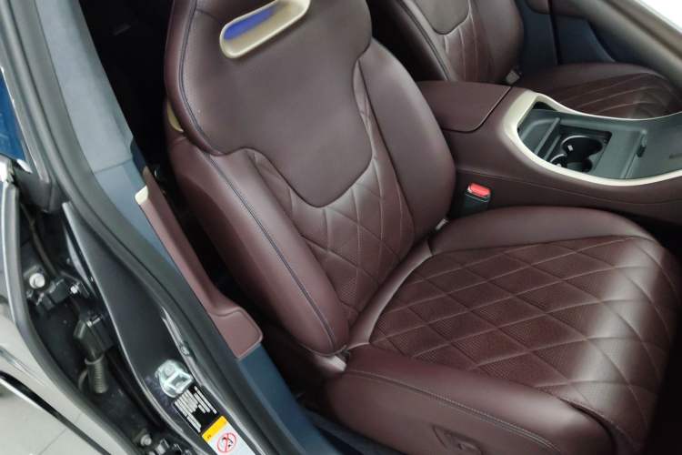 Used  11 2024 730 Luxury Edition with Three Lasers and Rear-Wheel Drive
