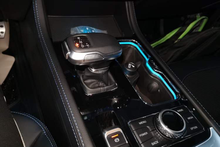 Used  BJ40 2023 2.0T Automatic Four-Wheel Drive Urban Hunter Edition Chivalrous Type
