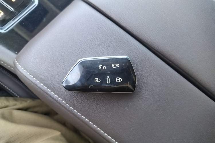 Used Volkswagen Viloran 2024 330TSI Luxury Edition
