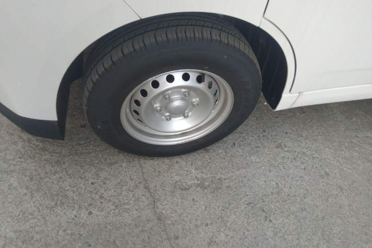 Used Wuling Yangguang 2024 300km Comfort-Grade Passenger Van 60kW