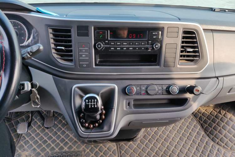 Used SAIC MAXUS Xintu V80 2021 2.0T PLUS Manual Aoyuntong Short Wheelbase Mid-Roof 5/6-Seater