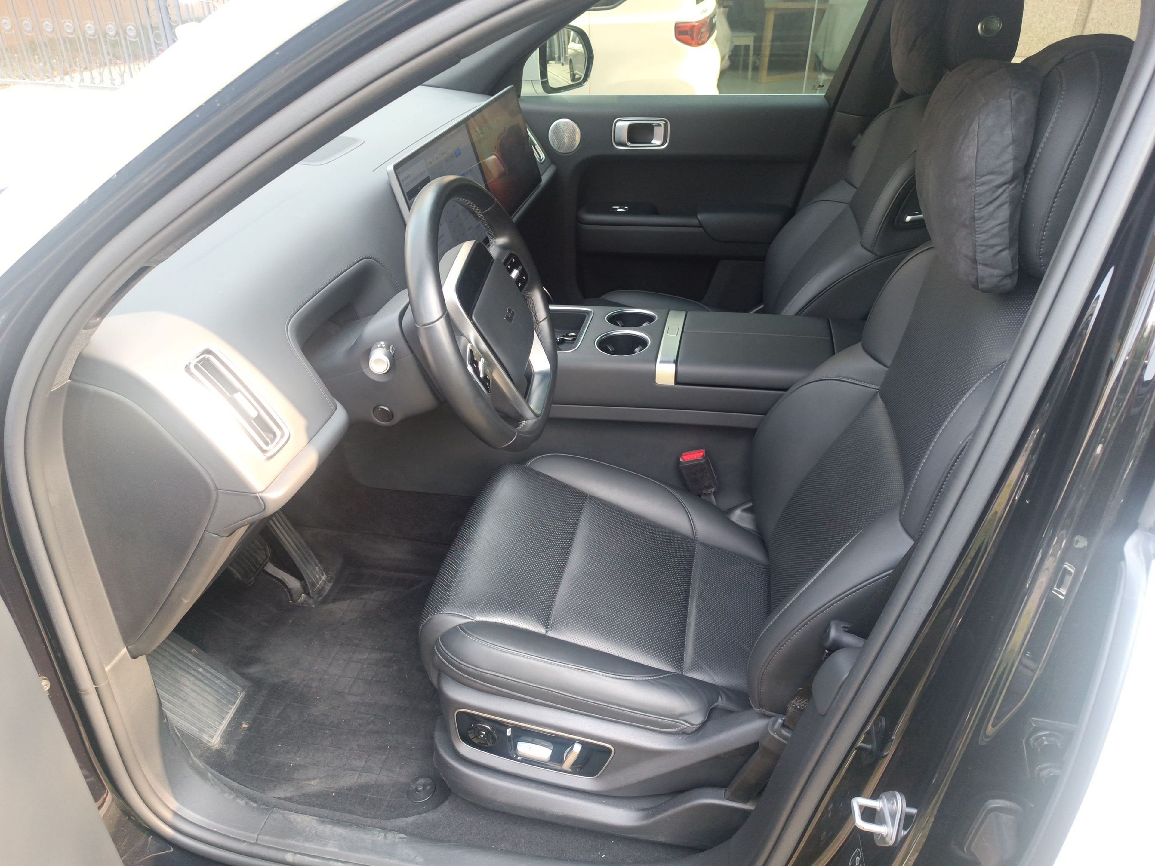 Переднее сиденье в автомобиле