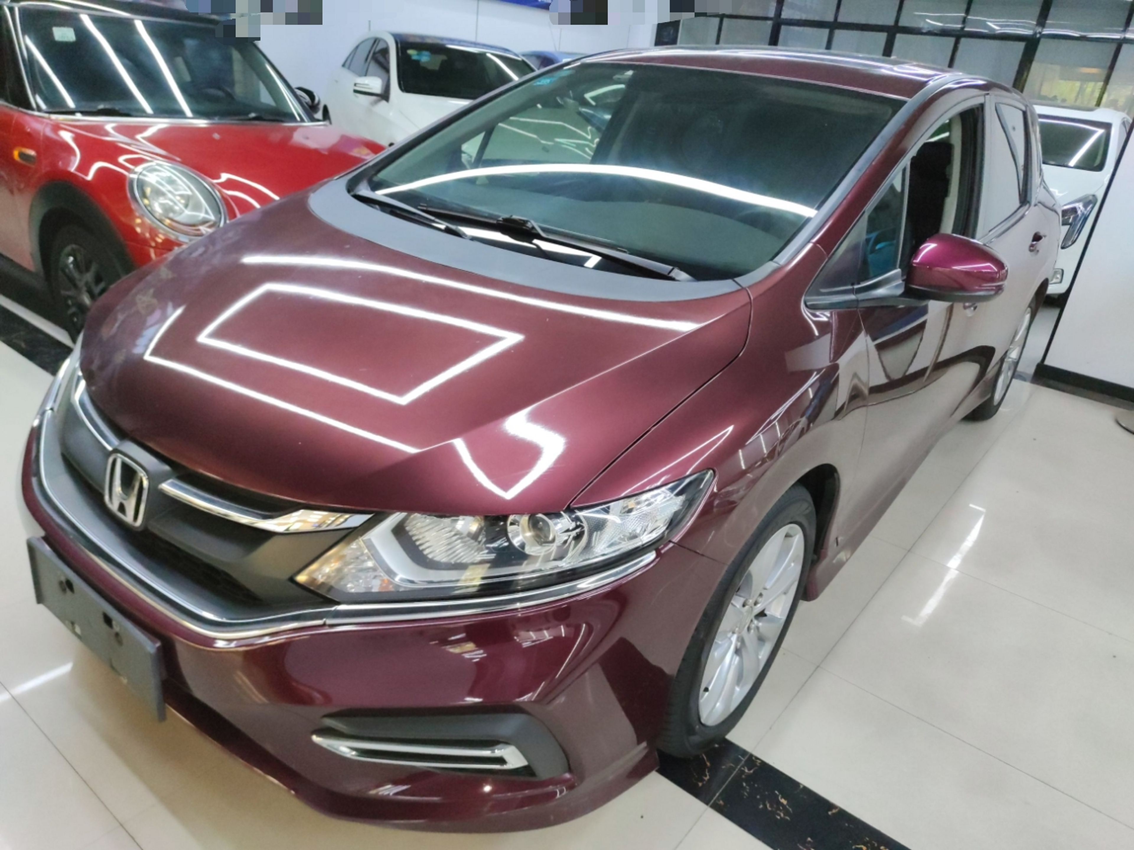 تحت مقدمة السيارة