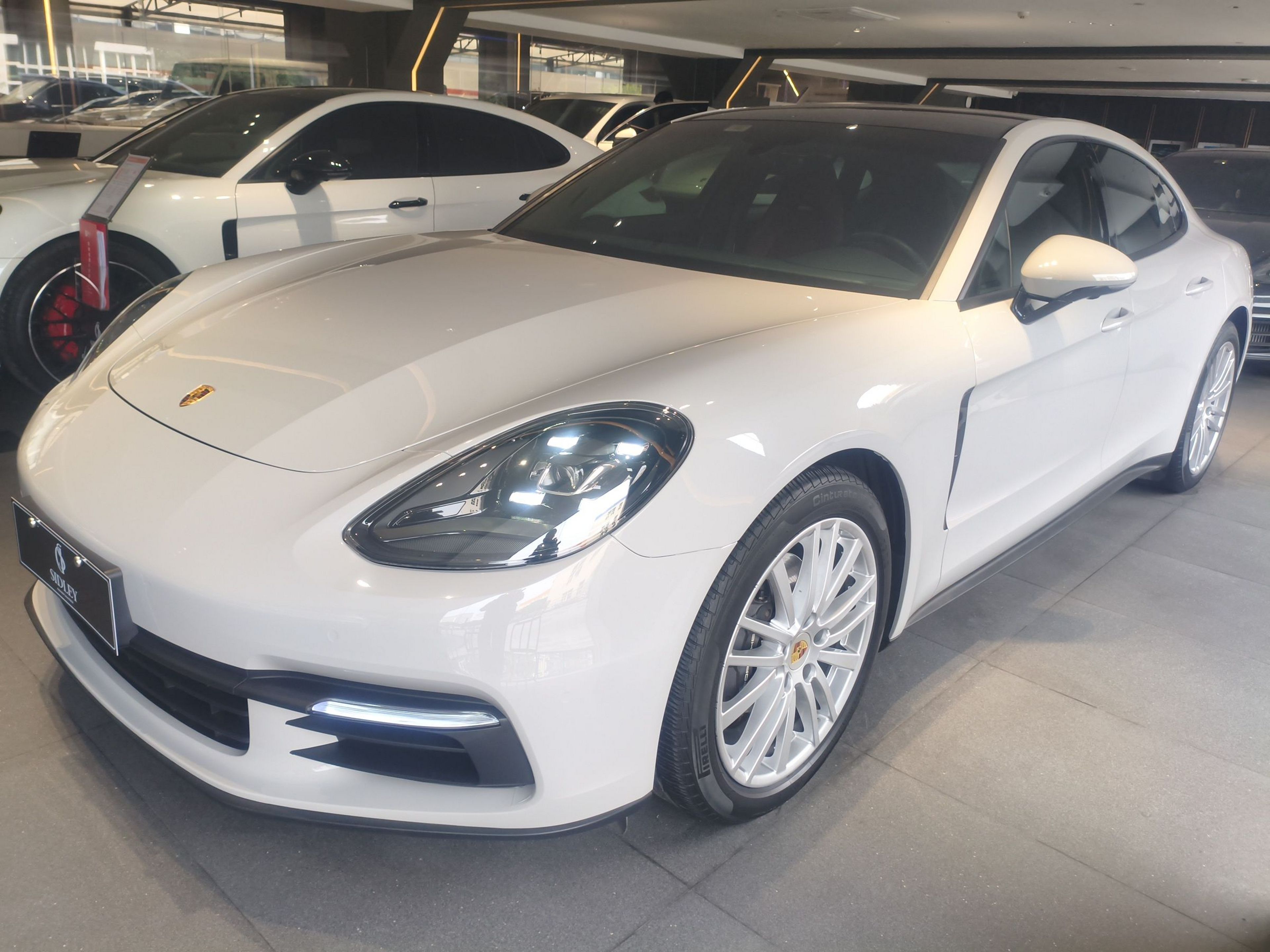 تحت مقدمة السيارة