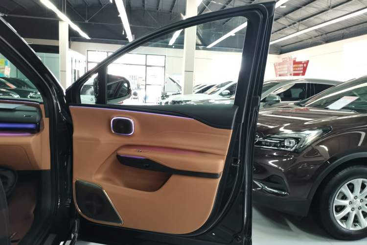 Used  HL 2025 700 Ultra Six-Seater All-Wheel-Drive LiDAR Version
