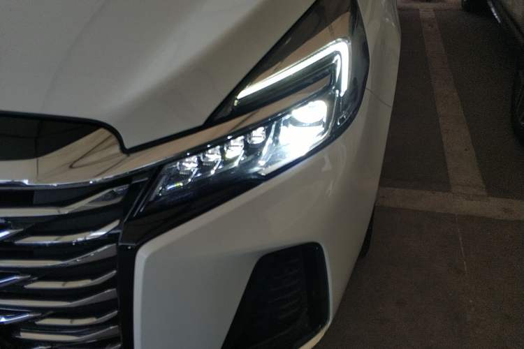 Used Buick GL8 2023 Facelifted Land Cruiser Executive Luxury Version
