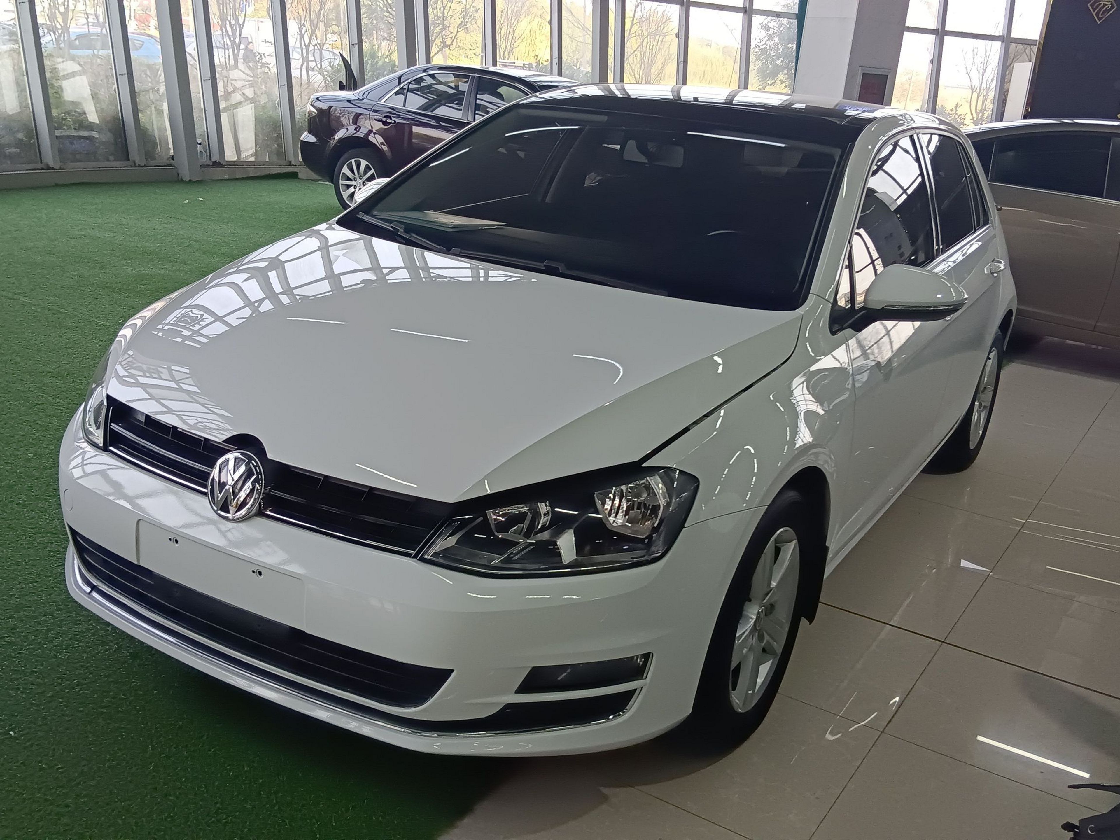 Под передней частью автомобиля