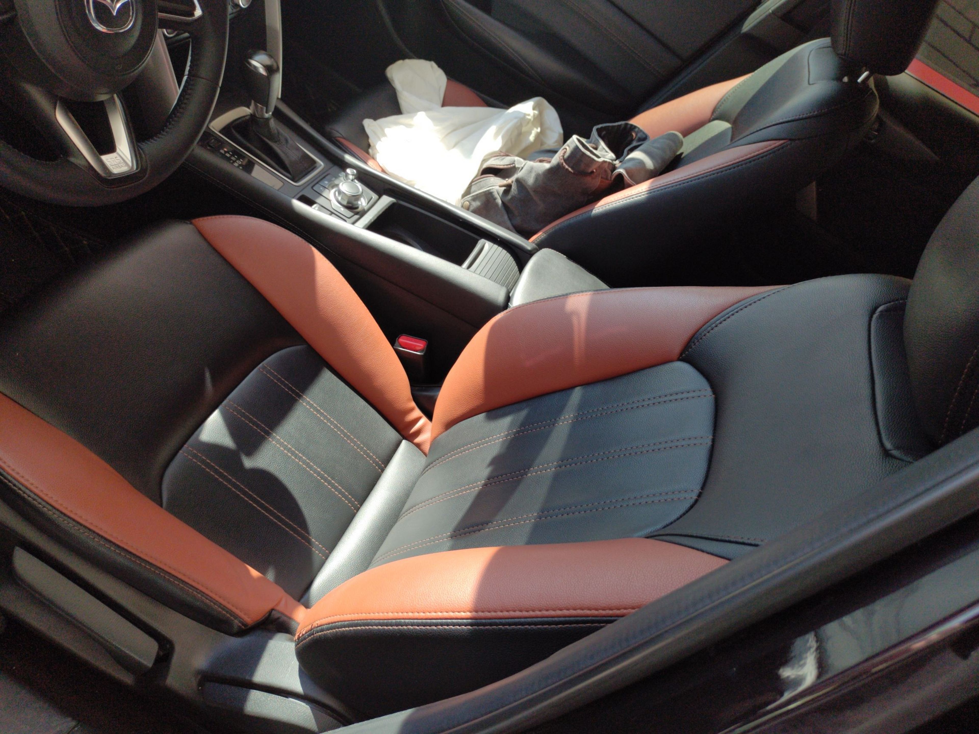 المقاعد الأمامية داخل السيارة