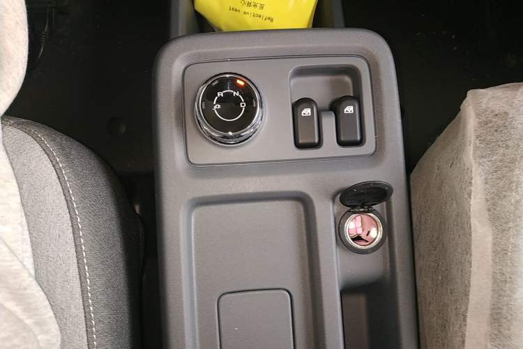 Used Wuling Yangguang 2024 300KM Comfort Version Passenger Van 75kW