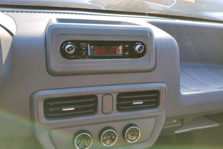 Used Wuling Yangguang 2024 300KM Comfort Version Passenger Van 75kW
