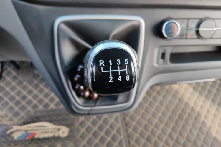 Used SAIC MAXUS Xintu V80 2021 2.0T PLUS Manual Aoyuntong Short Wheelbase Mid-Roof 5/6-Seater