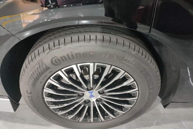 Used Denza D9 2025 DM-i Smart Drive 1020 Four-Wheel Drive Deluxe Model
