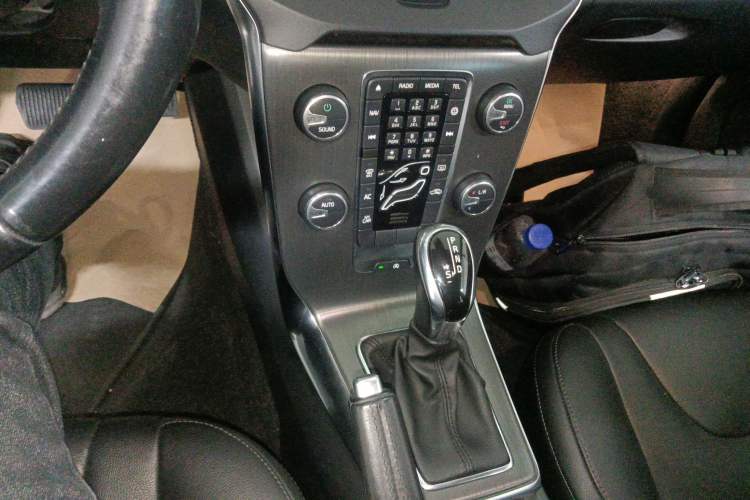 Used Volvo V40 2015 1.6T Zhiyi Edition
