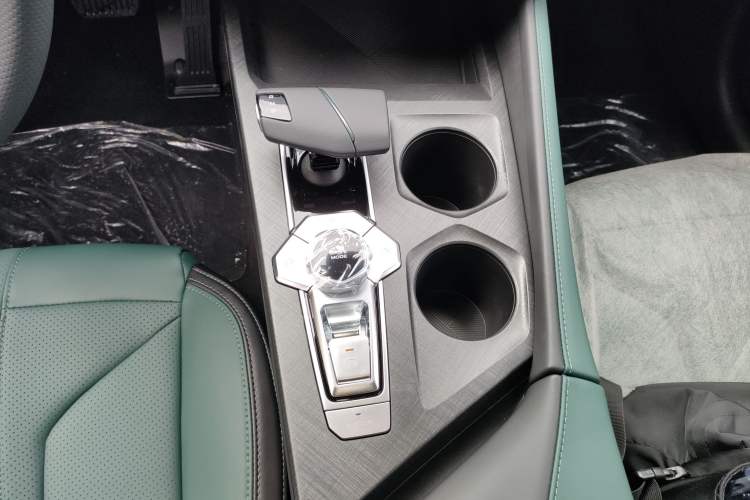 Used Changan UNI-V iDD 2024 Blue Whale Smart Electric iDD 136km ZhiKu Model
