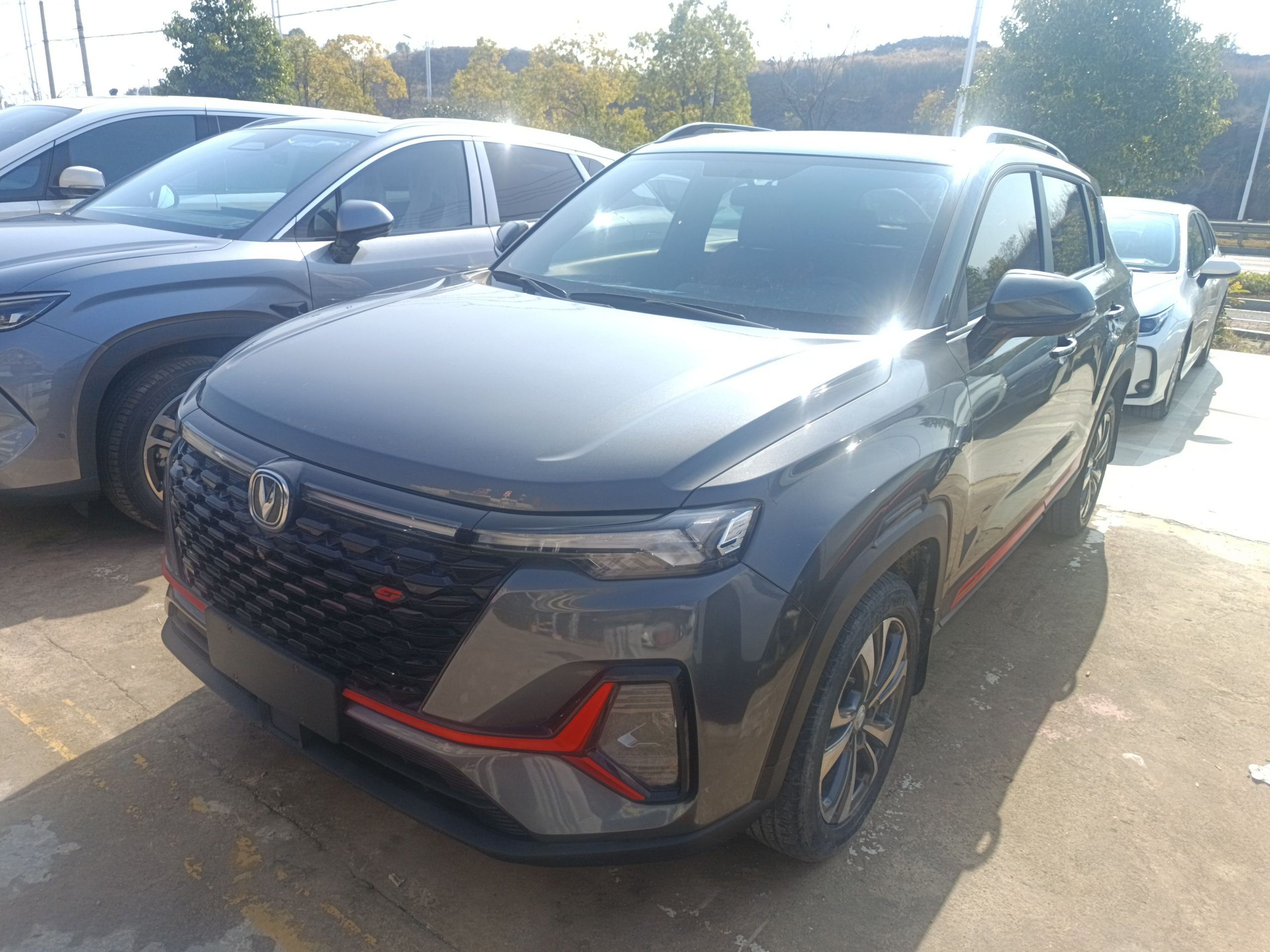 تحت مقدمة السيارة