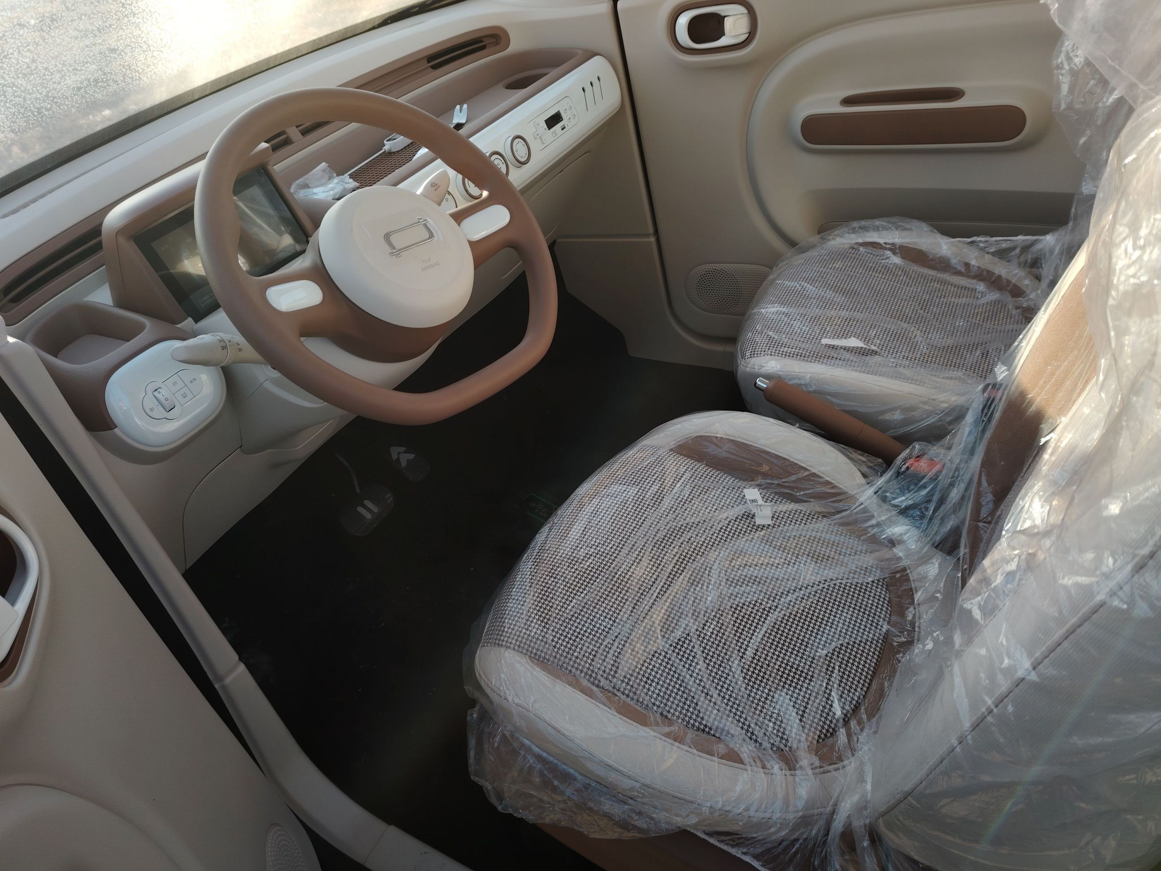 المقاعد الأمامية داخل السيارة