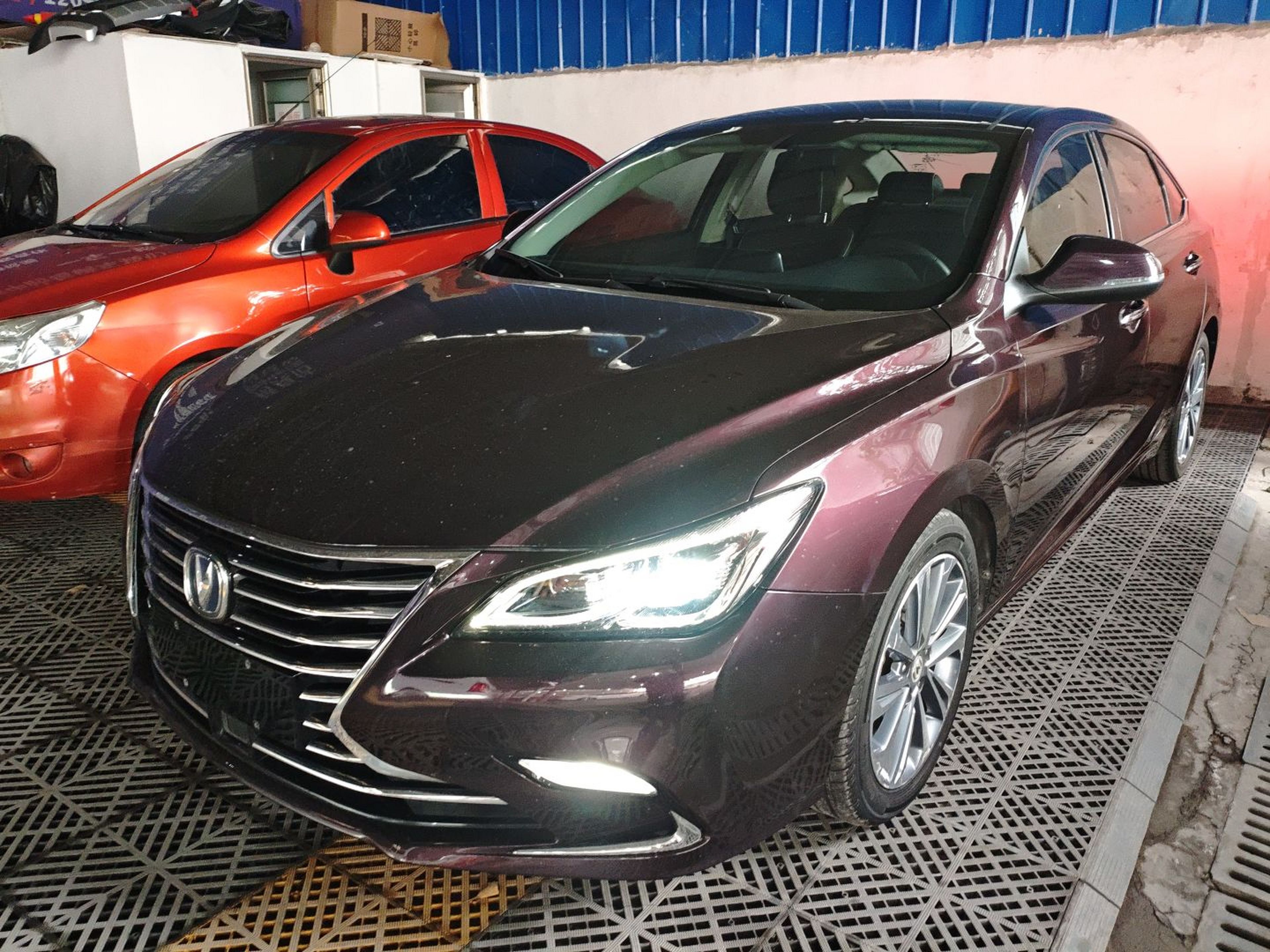 تحت مقدمة السيارة