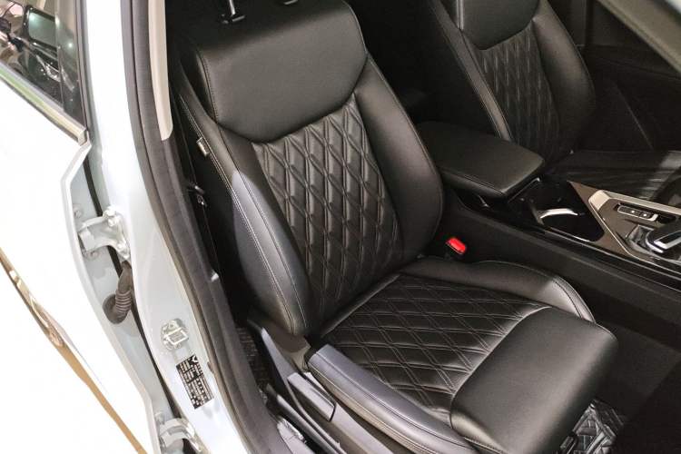 Used Wuling Asta 2022 2.0L DHT Electric-Speed Version
