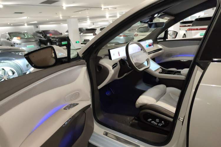 Used  LS7 2023 100kWh Lux Rear-Drive Version
