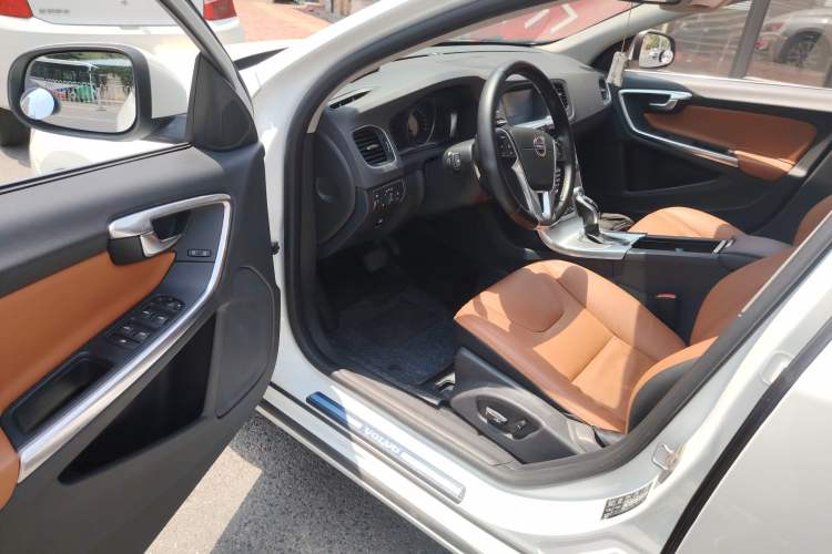 Used Volvo S60 2014 S60L 2.0T Zhiyuan Edition
