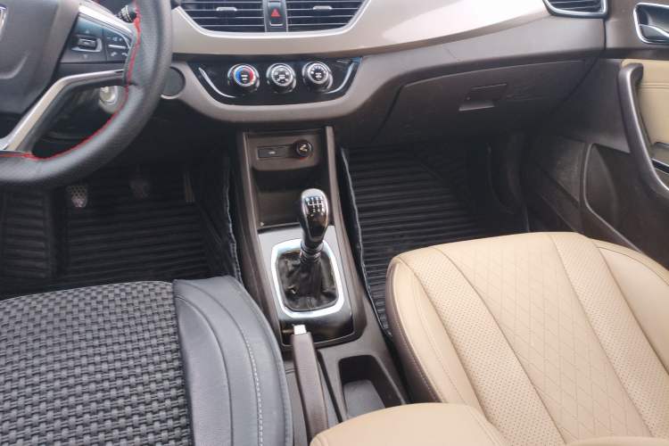 Used Baojun 310W 2017 1.5L Manual Fashion Model China V
