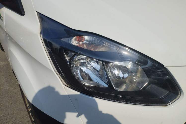 Used Ford Transit 2019 2.0T Diesel Van Mid-Chassis Mid-Roof 3-Seater China VI Standard
