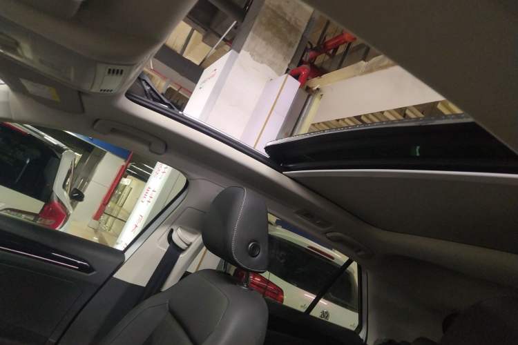 Used Volkswagen T-ROC 2018 280TSI DSG Two-Wheel Drive Comfort Version China VI Standard
