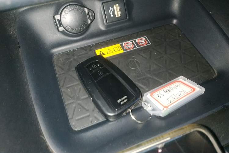 Used Toyota RAV4 2023 2.0L CVT Two-Wheel Drive 20th Anniversary Platinum Edition
