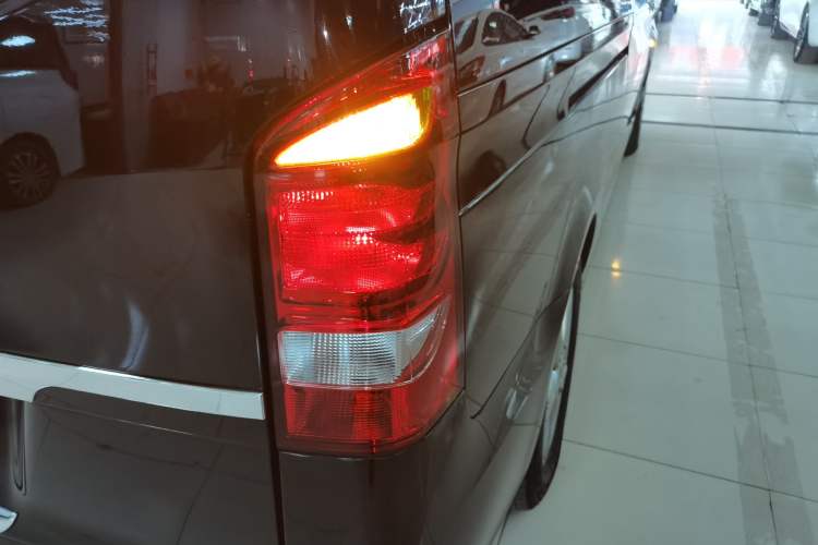 Used Mercedes-Benz Vito 2018 2.0T Elite Version 7 Seats China VI Emission Standard
