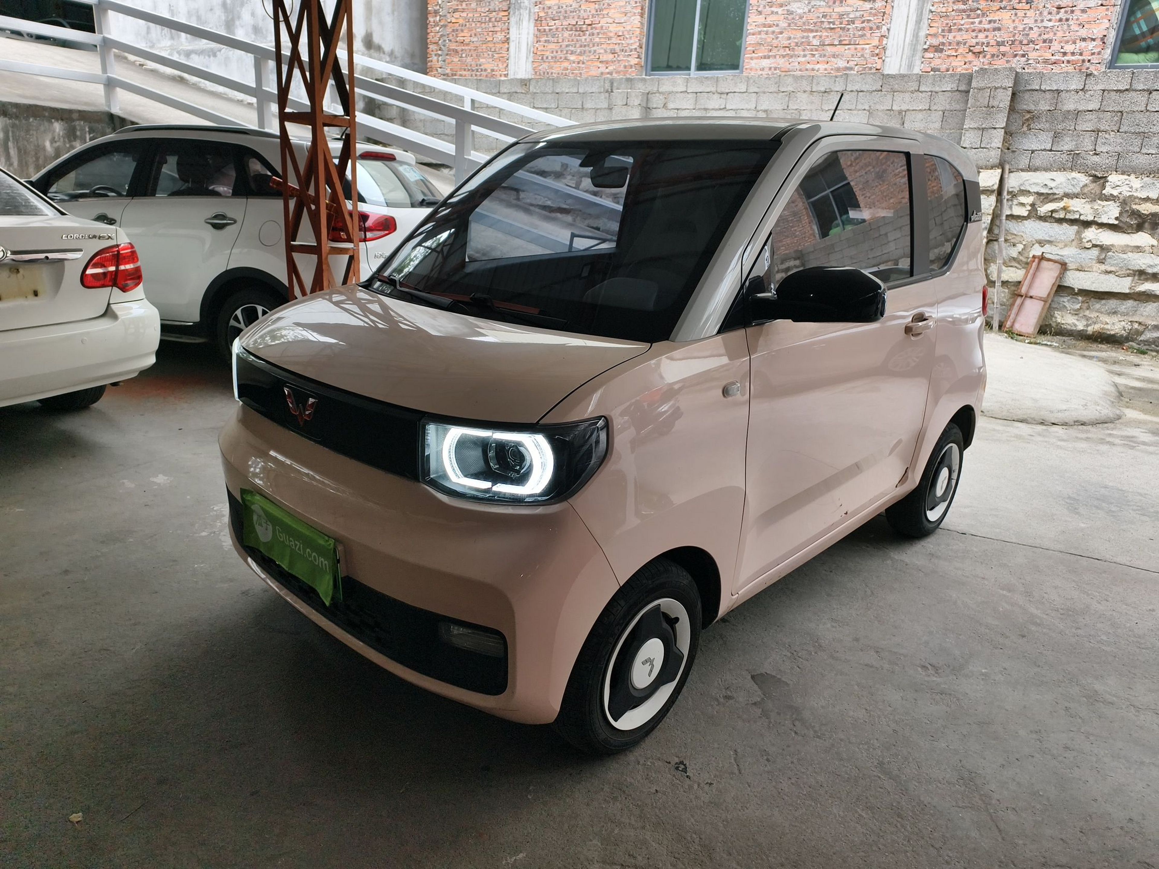 Под передней частью автомобиля