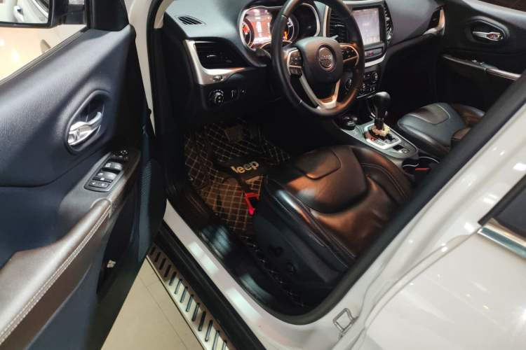 Used  Cherokee 2016 2.4L Superior Edition
