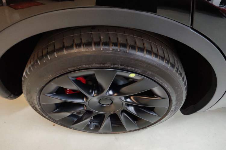 Used Tesla Model Y 2023 Long-Range All-Wheel-Drive Version
