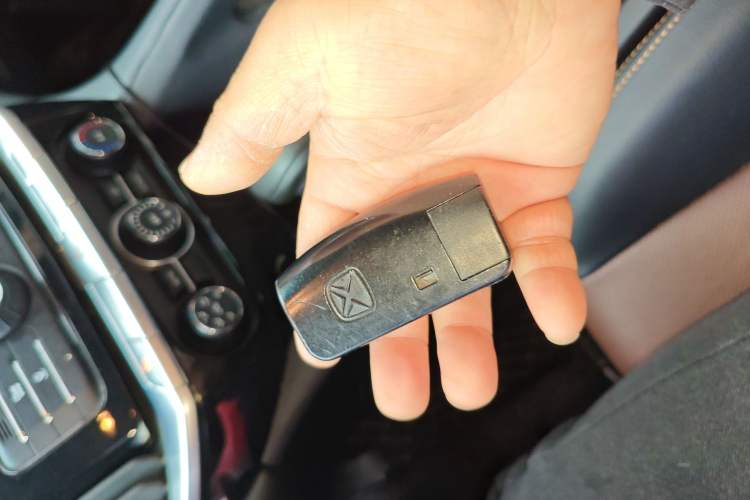 Used JMC Yusheng S350 2016 2.0T Automatic Two-Wheel Drive Gasoline Luxury Version with Sunroof 5 Seats
