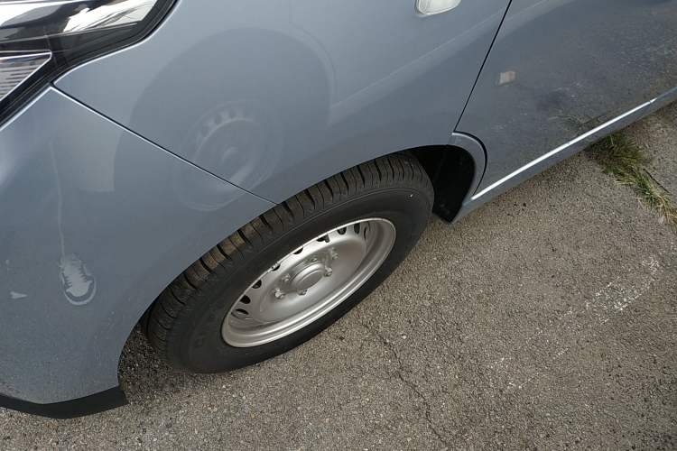 Used Wuling Yangguang 2024 300KM Comfort Version Passenger Van 75kW
