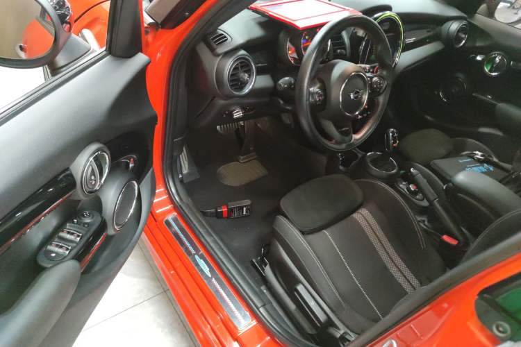 Used  MINI 2018 1.5T COOPER Racing Edition Five-Door Version
