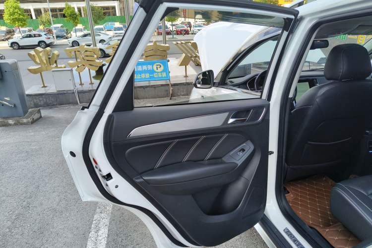 Used Roewe RX5 2016 30T Two-Wheel Drive Automatic Internet Smart Edition
