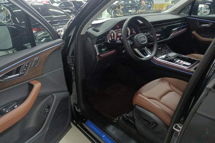 Used Audi Q7 2022 55 TFSI quattro S line Sport model
