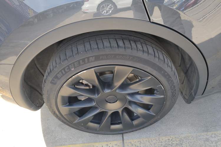 Used Tesla Model Y 2022 Long-Range All-Wheel-Drive Version