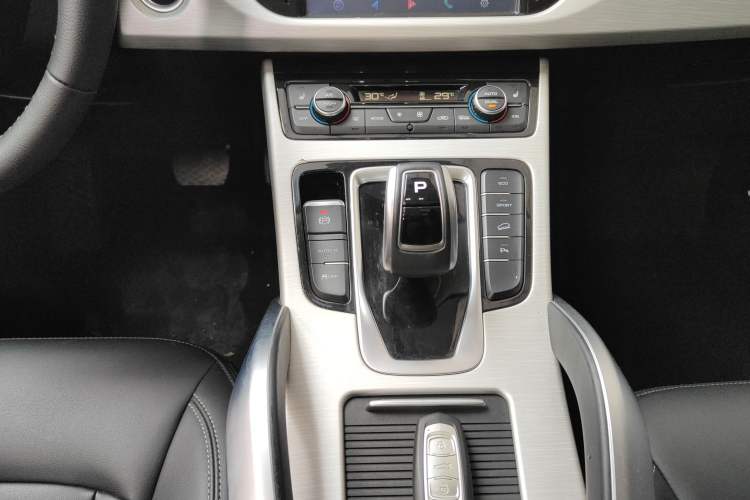 Used Geely Auto Emgrand X7 Sport 2020 1.8TD DCT Two-Wheel Drive Smart Connect 4G-Enabled Version
