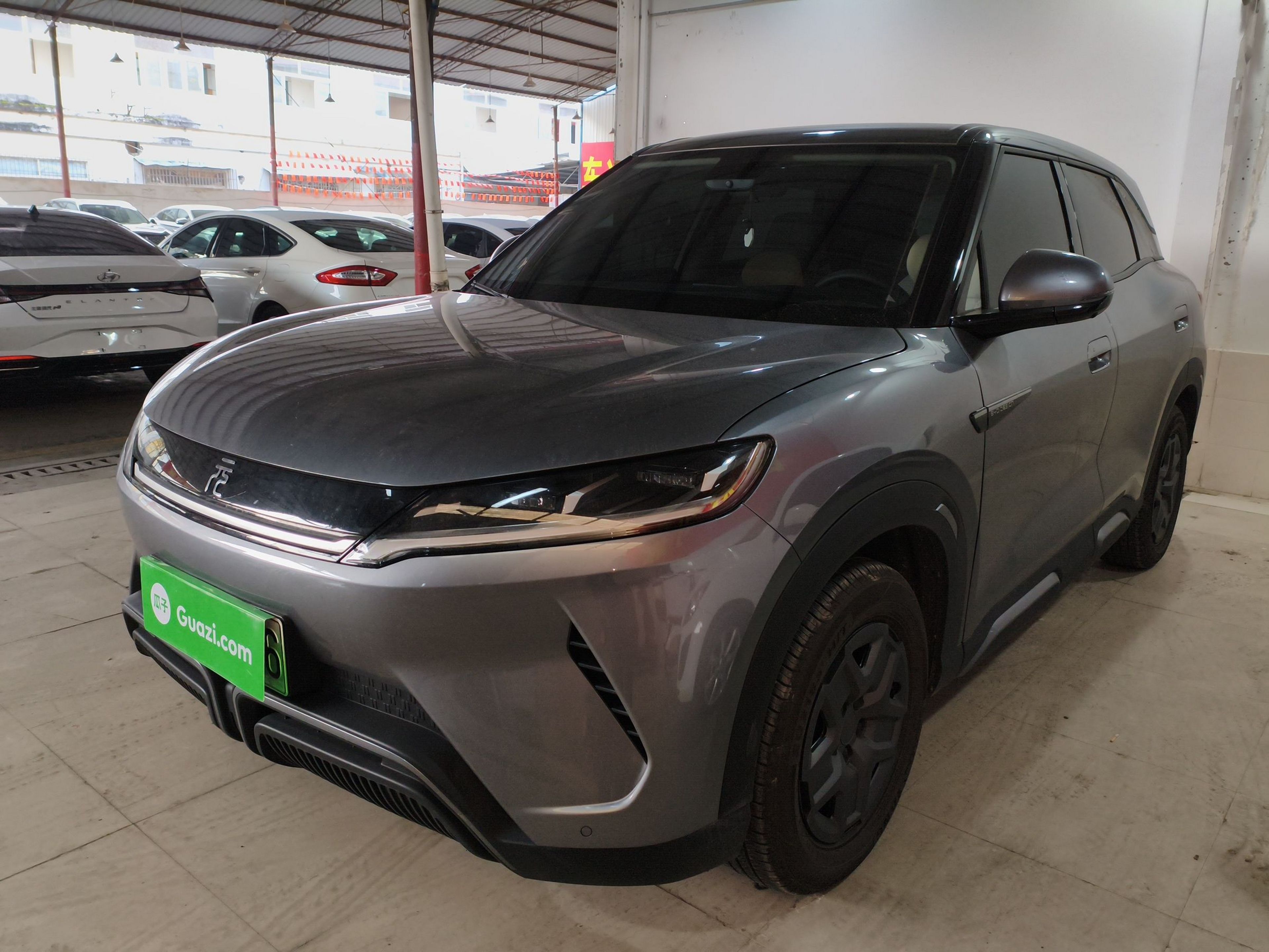 تحت مقدمة السيارة