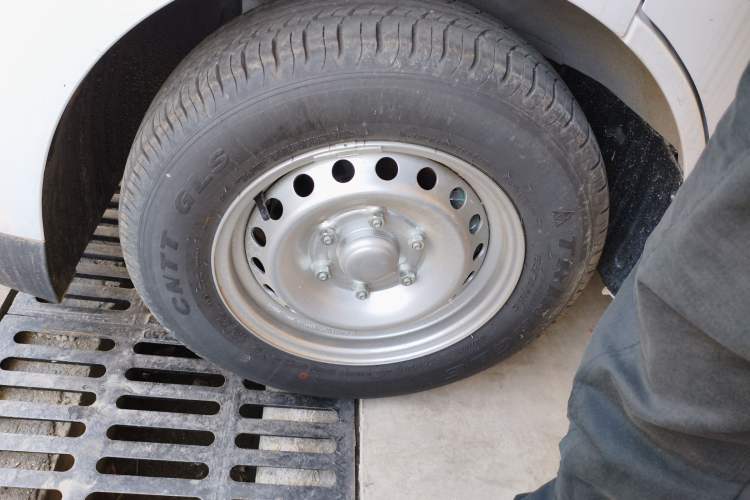 Used Wuling Yangguang 2024 300KM Comfort Version Passenger Van 75kW