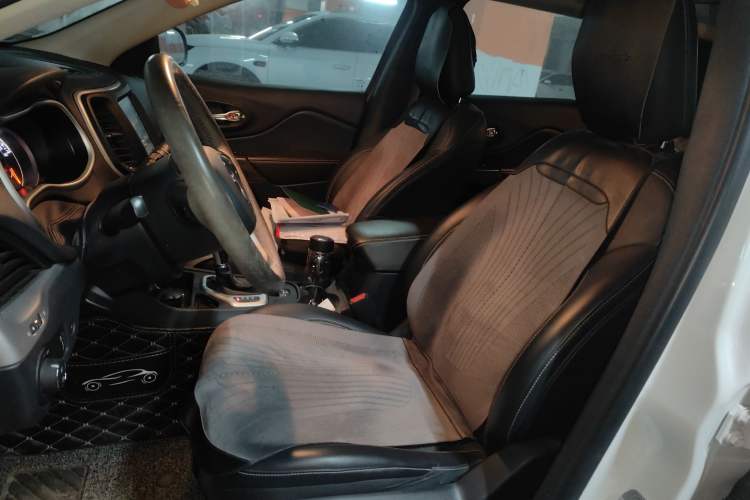 Used  Cherokee 2020 2.0L Two-Wheel Drive Classic Sports Edition
