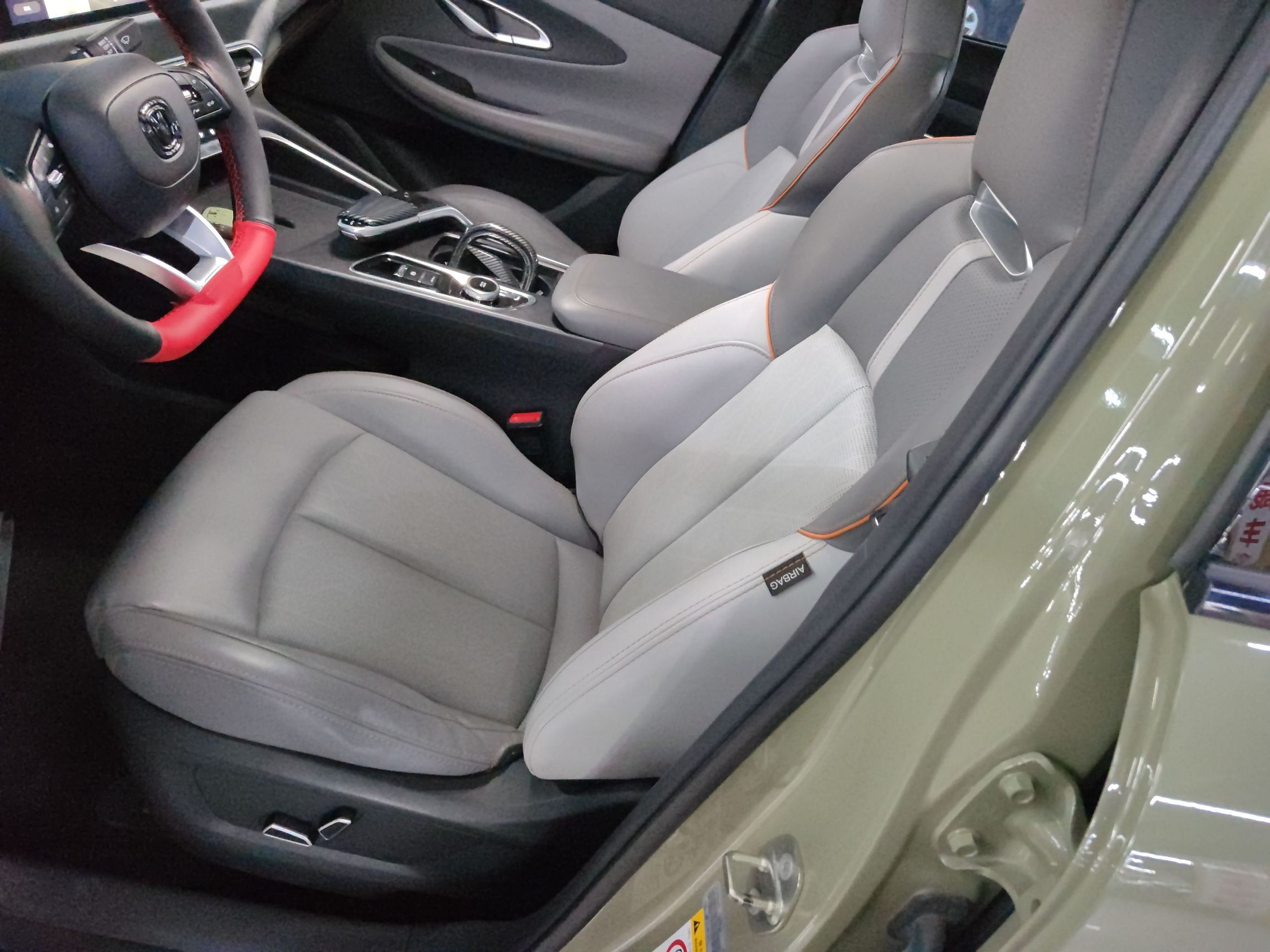 Переднее сиденье в автомобиле